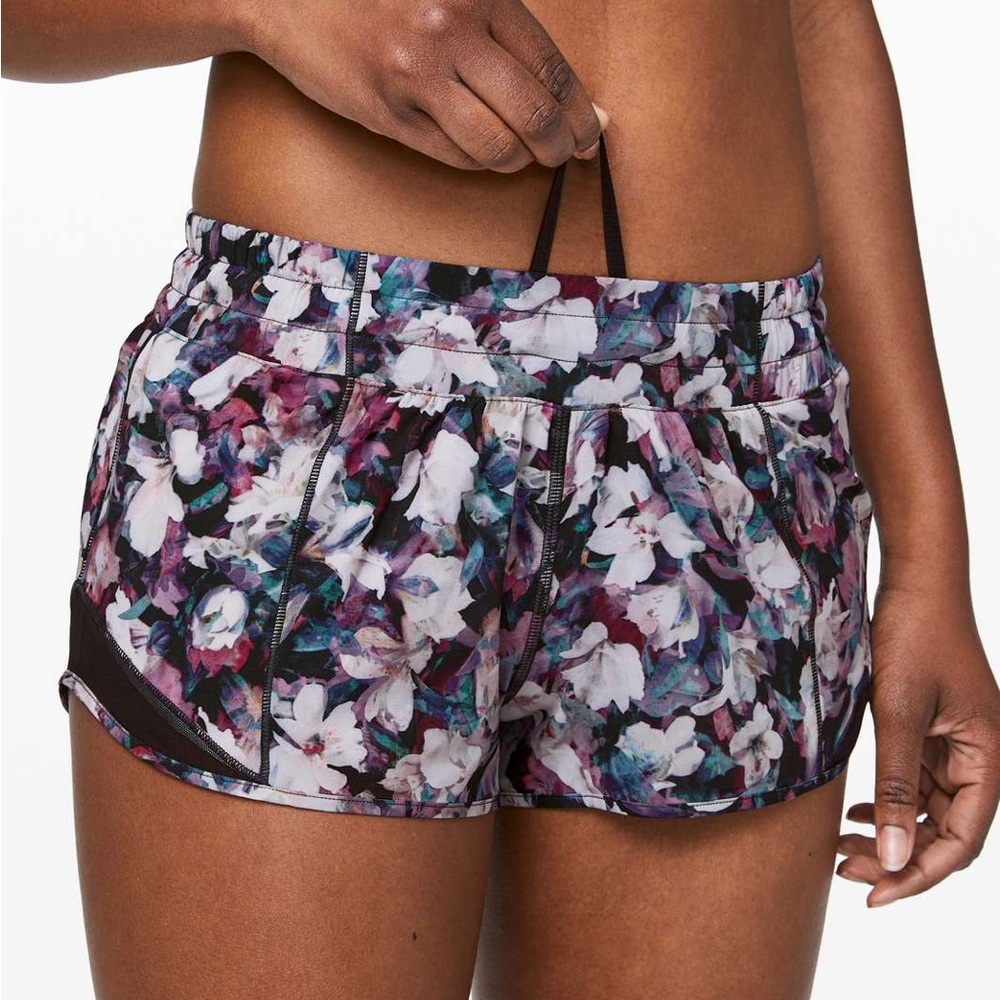 Lululemon Hotty Hot Shorts Size 4, 2.5 Inseam in Utopia Multi / Deep Phantom